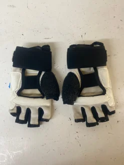 Used Martial Arts Gloves White XS