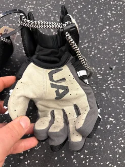 Used Under Armour COMMAND Lacrosse Gloves Mens Black SM