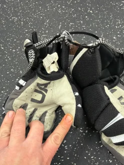 Used Under Armour COMMAND Lacrosse Gloves Mens Black SM