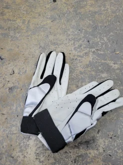 Used Warrior FIELD WOMENS SM Women's Lacrosse Gloves