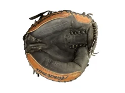 Used Akadema APM42 BB/SB Catchers RH Throw Black 33"