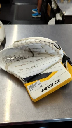 Used CCM EXTREME FLEX II CATCHER Senior Goalie Catcher White