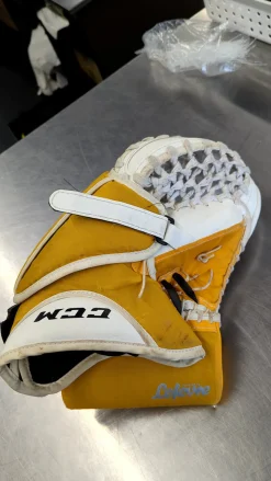Used CCM EXTREME FLEX II CATCHER Senior Goalie Catcher White