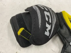 Used CCM TACKS 9550 Youth Shoulder Pads Black And Yellow SM