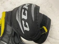 Used CCM TACKS 9550 Youth Shoulder Pads Black And Yellow SM