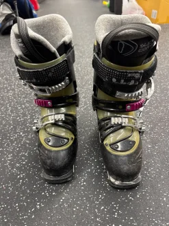 Used Dalbello RAYA 7 Womens DH Ski Boot Black 225 MP - J04.5 - W5.5