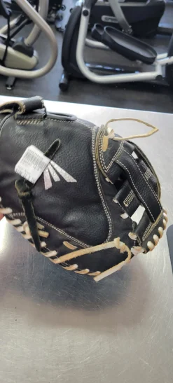 Used Easton 32.5 PFP26 BB/SB Catchers RH Throw Black 32 1/2"