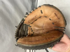 Used Easton RIVAL BB/SB Catchers RH Throw Brown 31"