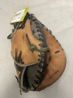Used Easton RIVAL BB/SB Catchers RH Throw Brown 31"