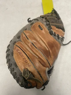 Used Easton RIVAL BB/SB Catchers RH Throw Brown 31