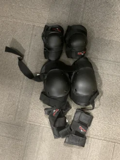 Used EIGHT BALL PROTECTIVE SET Inline Protective Set Black S/M