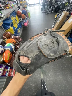 Used MacGregor DEEP GRIP POCKET BB/SB Catchers RH Throw Black 32"