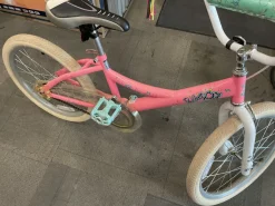 Used Pacific BUBBLE POP GIRLS BIKE Cruiser Bike Girls Pink 20