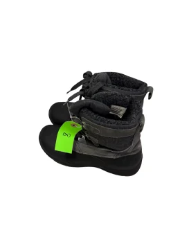 Used QUEST Size 8 Snow Boots