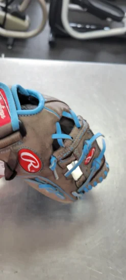 Used Rawlings 10.5 BB/SB Glove RH Throw None 10 1/2"