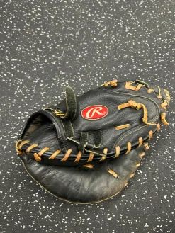 Used Rawlings RENEGADE SERIES BB/SB Catchers RH Throw Black 32