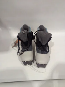 Used Salomon W 05-05.5 / JR 03.5-04 Women's Cross Country Ski Boots