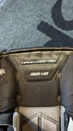 Used Vaughn VELOCITY PRO V9 Goalie Leg Pads Senior Black 32"