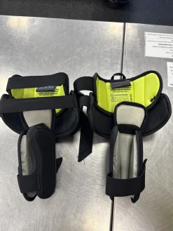 Used Warrior RITUAL X4 E+ KNEE PADS JR Goalie Accessory