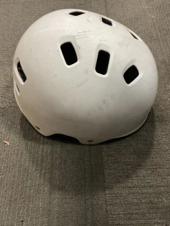 Used WHITE BIKE HELMET Bike Helmet White MD