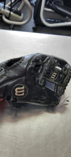 Used Wilson A500 11.5 BB/SB Glove RH Throw Black 11 1/2"