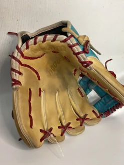 Used Wilson A2000 RH Throw Fastpitch Gloves None 11 1/2"