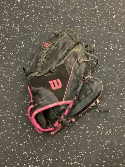 Used Wilson SIREN RH Throw Fastpitch Gloves Black 11"